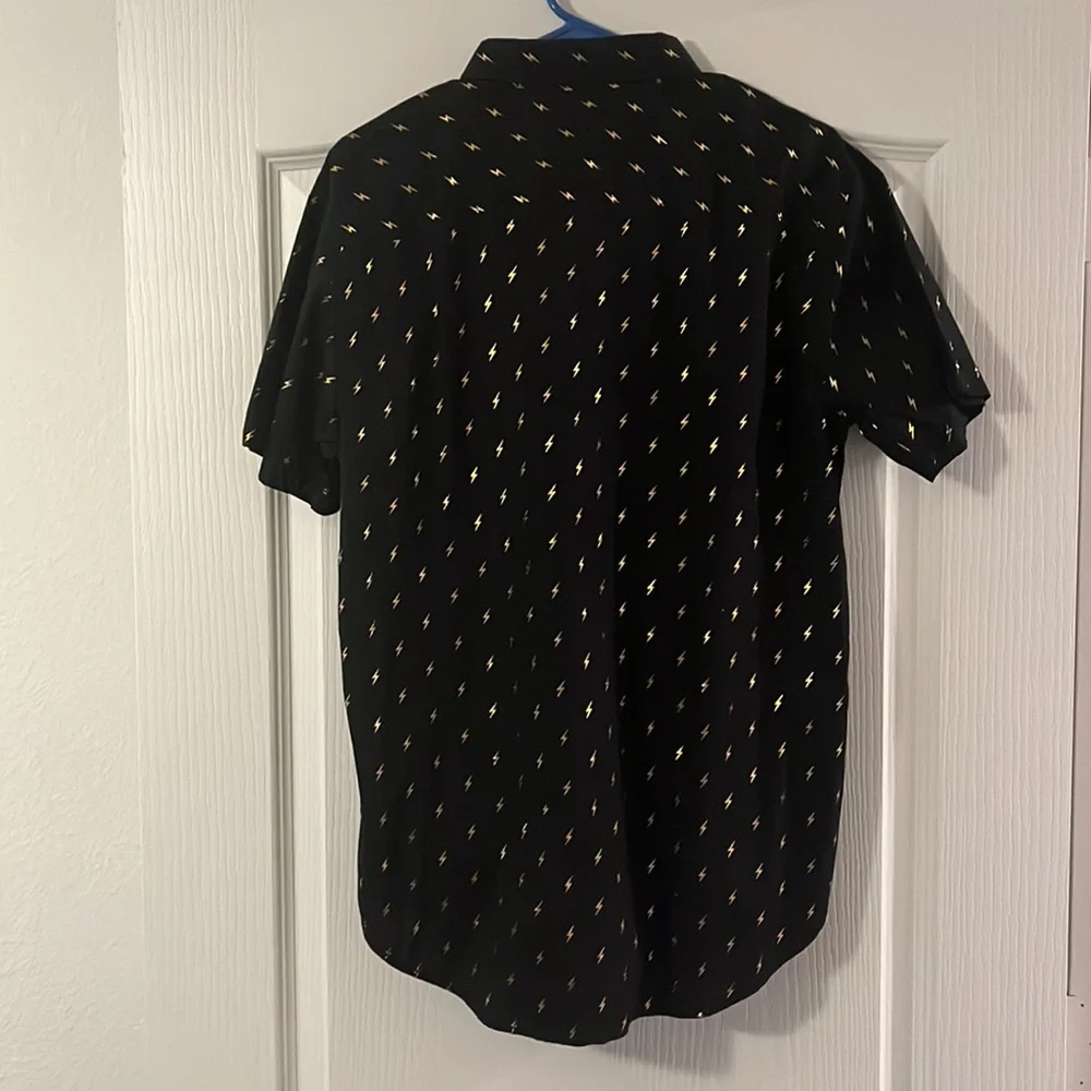 MENS STYLISH BUTTON DOWN SIZE LARGE - Picture 4 of 4